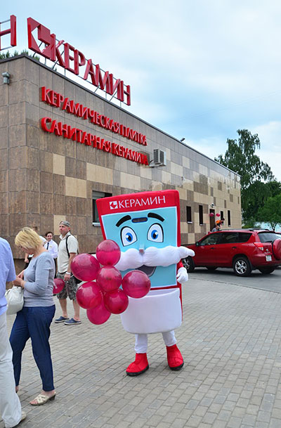 Красная дорожка и античные статуи. На проспекте Октября после реконструкции открылся фирменный магазин «Керамин» Красная дорожка и античные статуи. На проспекте Октября после реконструкции открылся фирменный магазин «Керамин»