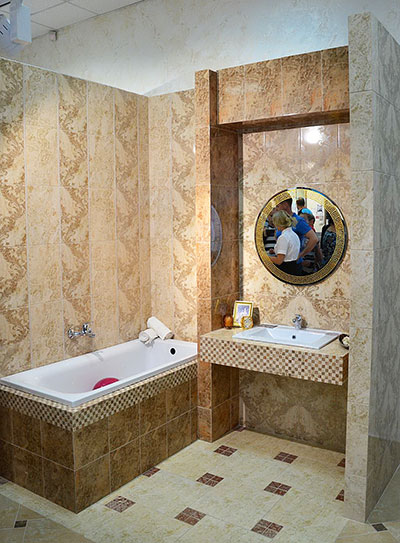 Красная дорожка и античные статуи. На проспекте Октября после реконструкции открылся фирменный магазин «Керамин» Красная дорожка и античные статуи. На проспекте Октября после реконструкции открылся фирменный магазин «Керамин»