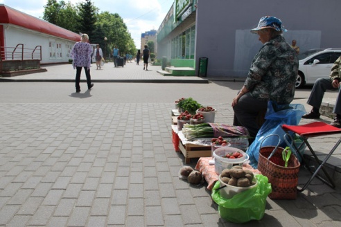 Несмотря на то, что покупательская способность стала ниже, торговля на городском рынке идет оживленно