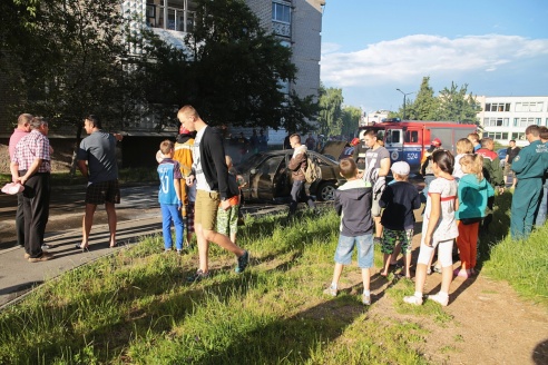 В Барановичах в нескольких метрах от жилых многоэтажек горел автомобиль