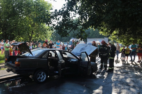 В Барановичах в нескольких метрах от жилых многоэтажек горел автомобиль