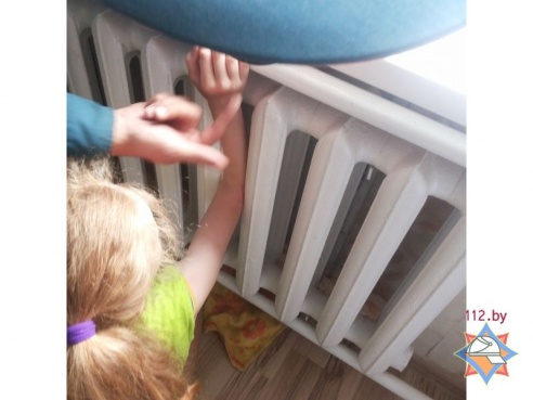 Сотрудники МЧС освободили руку девочки, зажатую в радиаторе отопления