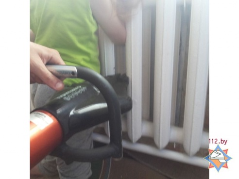 Сотрудники МЧС освободили руку девочки, зажатую в радиаторе отопления