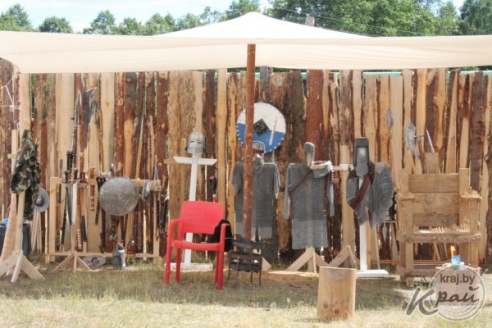 ФОТОФАКТ: В Вилейке к фестивалю средневековой культуры «Гонару продкаў» возвели замок (ФОТО)