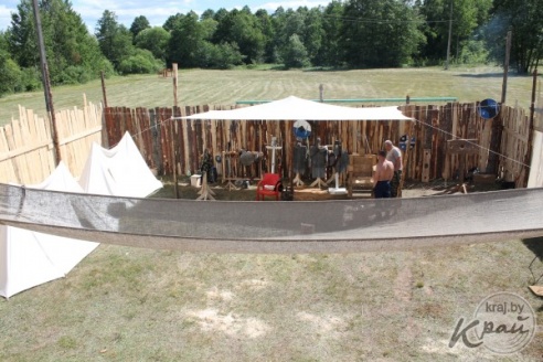 ФОТОФАКТ: В Вилейке к фестивалю средневековой культуры «Гонару продкаў» возвели замок (ФОТО)