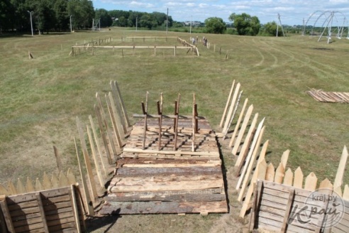 ФОТОФАКТ: В Вилейке к фестивалю средневековой культуры «Гонару продкаў» возвели замок (ФОТО)
