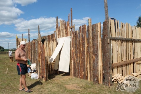 ФОТОФАКТ: В Вилейке к фестивалю средневековой культуры «Гонару продкаў» возвели замок (ФОТО)