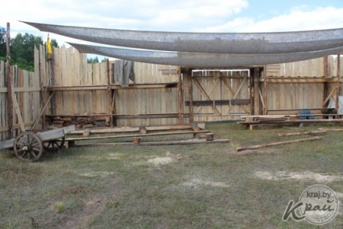 ФОТОФАКТ: В Вилейке к фестивалю средневековой культуры «Гонару продкаў» возвели замок (ФОТО)