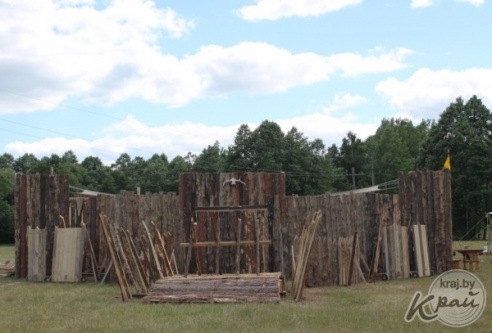 ФОТОФАКТ: В Вилейке к фестивалю средневековой культуры «Гонару продкаў» возвели замок (ФОТО)