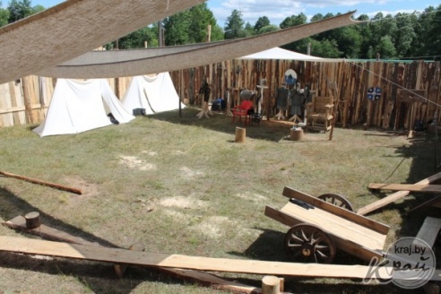 ФОТОФАКТ: В Вилейке к фестивалю средневековой культуры «Гонару продкаў» возвели замок (ФОТО)