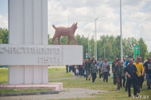 В Гомельской области 200 китайских рабочих устроили марш протеста из-за невыплаты зарплаты (ФОТО)