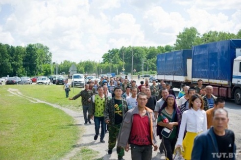 В Гомельской области 200 китайских рабочих устроили марш протеста из-за невыплаты зарплаты (ФОТО)