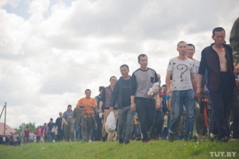 В Гомельской области 200 китайских рабочих устроили марш протеста из-за невыплаты зарплаты (ФОТО)
