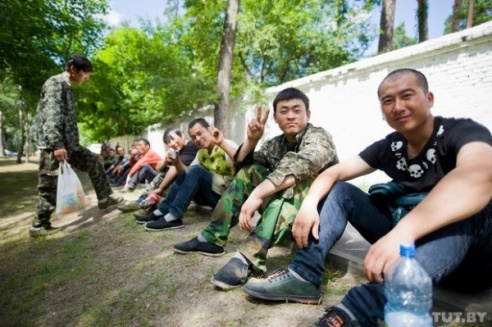 В Гомельской области 200 китайских рабочих устроили марш протеста из-за невыплаты зарплаты (ФОТО)