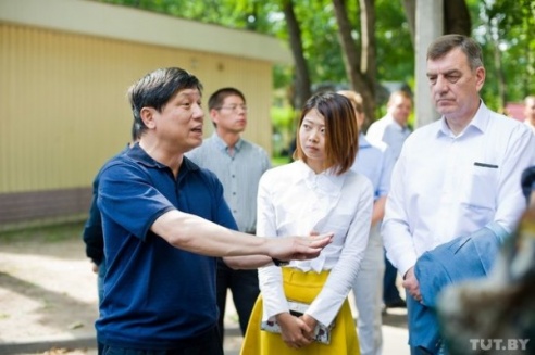 В Гомельской области 200 китайских рабочих устроили марш протеста из-за невыплаты зарплаты (ФОТО)