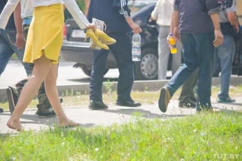 В Гомельской области 200 китайских рабочих устроили марш протеста из-за невыплаты зарплаты (ФОТО)