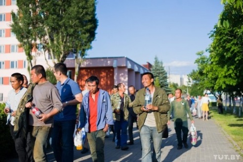 В Гомельской области 200 китайских рабочих устроили марш протеста из-за невыплаты зарплаты (ФОТО)