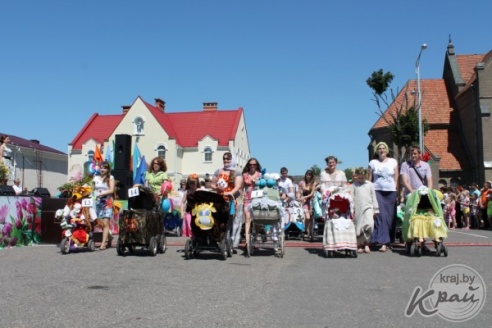 Экипаж «Гусеница в капусте» был признан лучшим во время парада детских колясок в Вилейке (ФОТО)