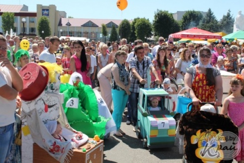 Экипаж «Гусеница в капусте» был признан лучшим во время парада детских колясок в Вилейке (ФОТО)