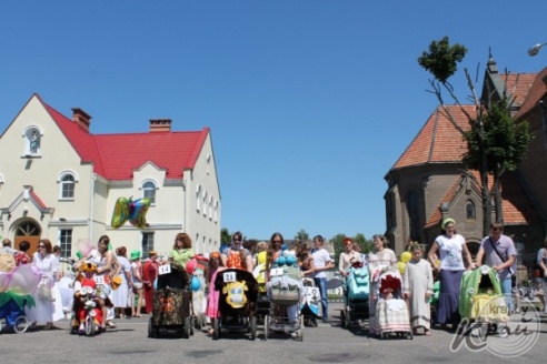 Экипаж «Гусеница в капусте» был признан лучшим во время парада детских колясок в Вилейке (ФОТО)