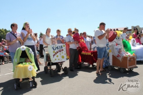 Экипаж «Гусеница в капусте» был признан лучшим во время парада детских колясок в Вилейке (ФОТО)