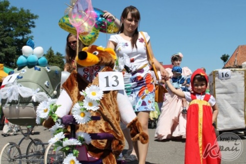 Экипаж «Гусеница в капусте» был признан лучшим во время парада детских колясок в Вилейке (ФОТО)