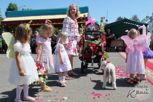 Экипаж «Гусеница в капусте» был признан лучшим во время парада детских колясок в Вилейке (ФОТО)