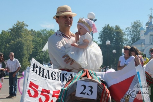 Экипаж «Гусеница в капусте» был признан лучшим во время парада детских колясок в Вилейке (ФОТО)