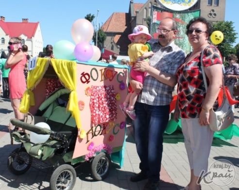 Экипаж «Гусеница в капусте» был признан лучшим во время парада детских колясок в Вилейке (ФОТО)