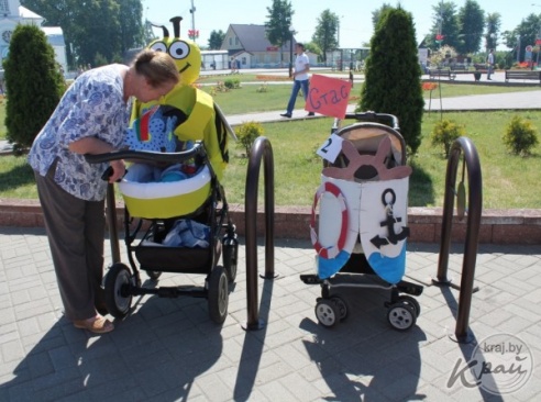Экипаж «Гусеница в капусте» был признан лучшим во время парада детских колясок в Вилейке (ФОТО)