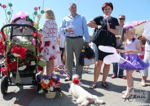 Экипаж «Гусеница в капусте» был признан лучшим во время парада детских колясок в Вилейке (ФОТО)