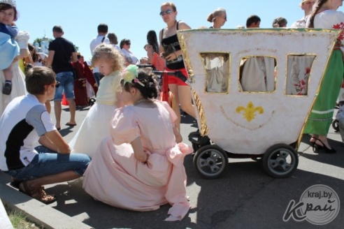 Экипаж «Гусеница в капусте» был признан лучшим во время парада детских колясок в Вилейке (ФОТО)