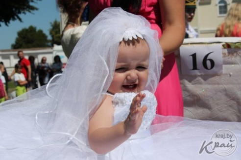 Экипаж «Гусеница в капусте» был признан лучшим во время парада детских колясок в Вилейке (ФОТО)