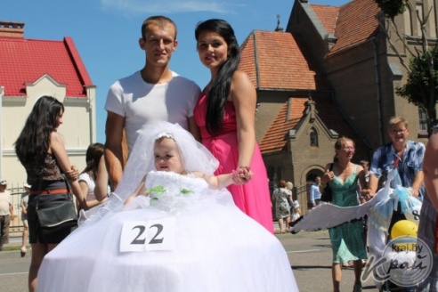 Экипаж «Гусеница в капусте» был признан лучшим во время парада детских колясок в Вилейке (ФОТО)