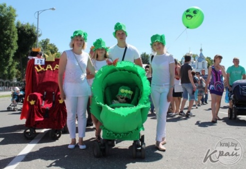 Экипаж «Гусеница в капусте» был признан лучшим во время парада детских колясок в Вилейке (ФОТО)
