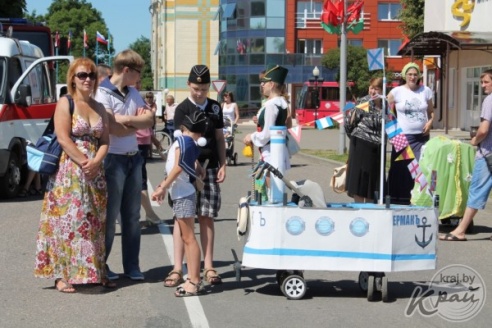 Экипаж «Гусеница в капусте» был признан лучшим во время парада детских колясок в Вилейке (ФОТО)