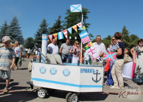 Экипаж «Гусеница в капусте» был признан лучшим во время парада детских колясок в Вилейке (ФОТО)