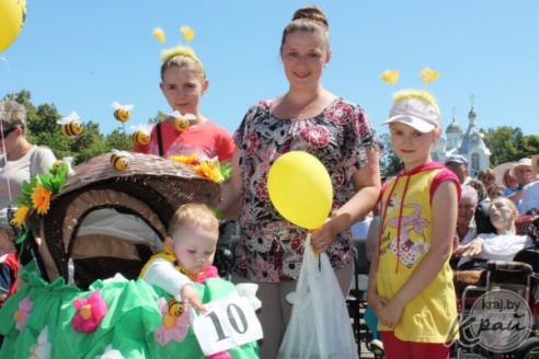 Экипаж «Гусеница в капусте» был признан лучшим во время парада детских колясок в Вилейке (ФОТО)