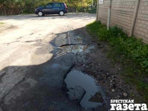 В Бресте на ул. Гурова без особых перемен: проведен низкокачественный ямочный ремонт и подобран мусор