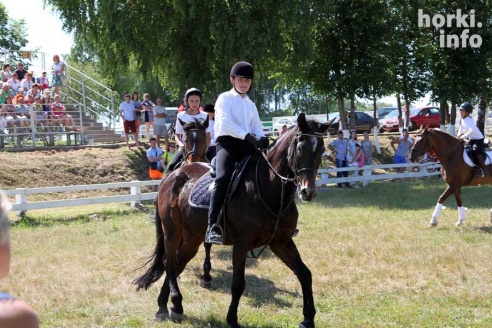 Показательные выступления на конкурном поле конно-спортивной школы