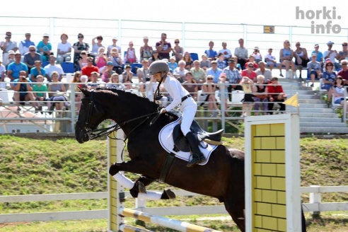 Показательные выступления на конкурном поле конно-спортивной школы