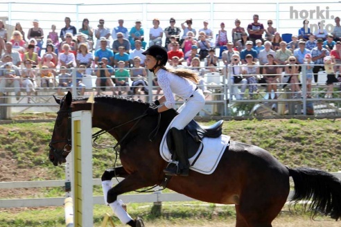 Показательные выступления на конкурном поле конно-спортивной школы