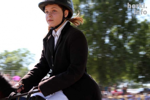 Показательные выступления на конкурном поле конно-спортивной школы