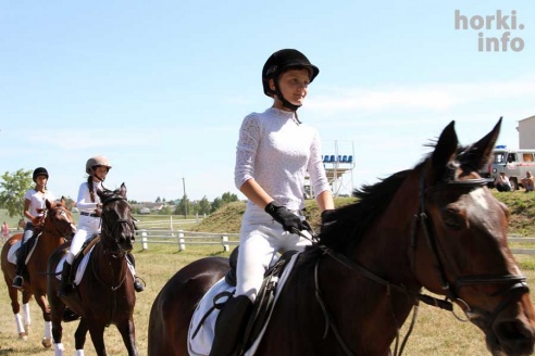 Показательные выступления на конкурном поле конно-спортивной школы