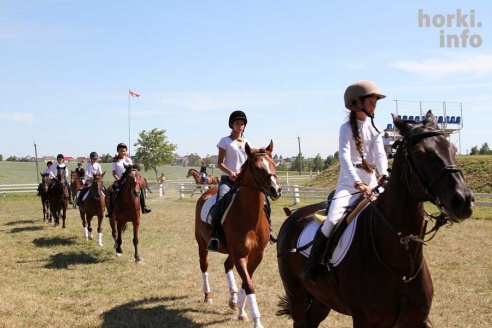 Показательные выступления на конкурном поле конно-спортивной школы