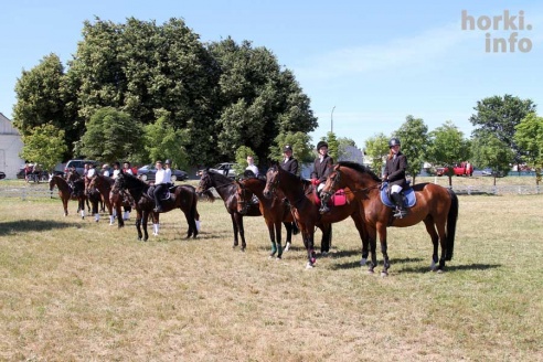 Показательные выступления на конкурном поле конно-спортивной школы