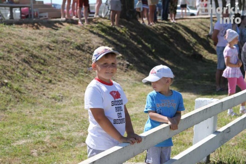 Показательные выступления на конкурном поле конно-спортивной школы