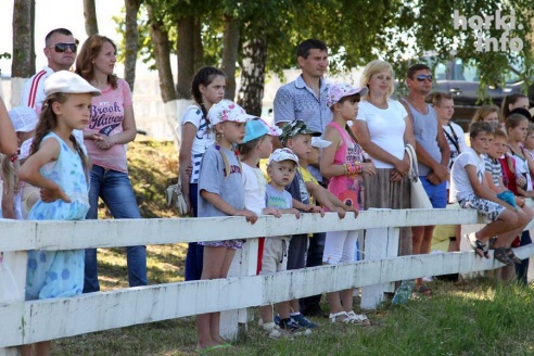 Показательные выступления на конкурном поле конно-спортивной школы