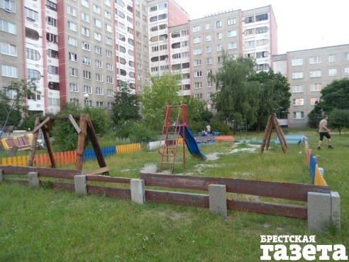 Брестские коммунальщики не ремонтируют оборудование детских площадок, а демонтируют