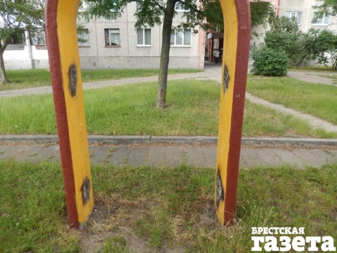 Брестские коммунальщики не ремонтируют оборудование детских площадок, а демонтируют
